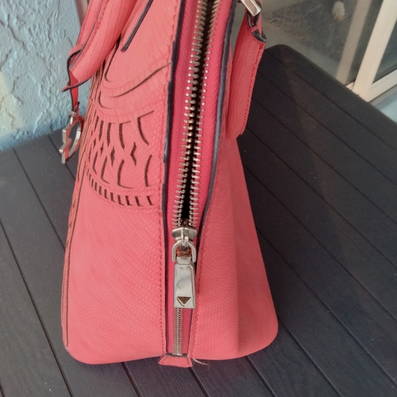 Guess - Picture 8 of 16